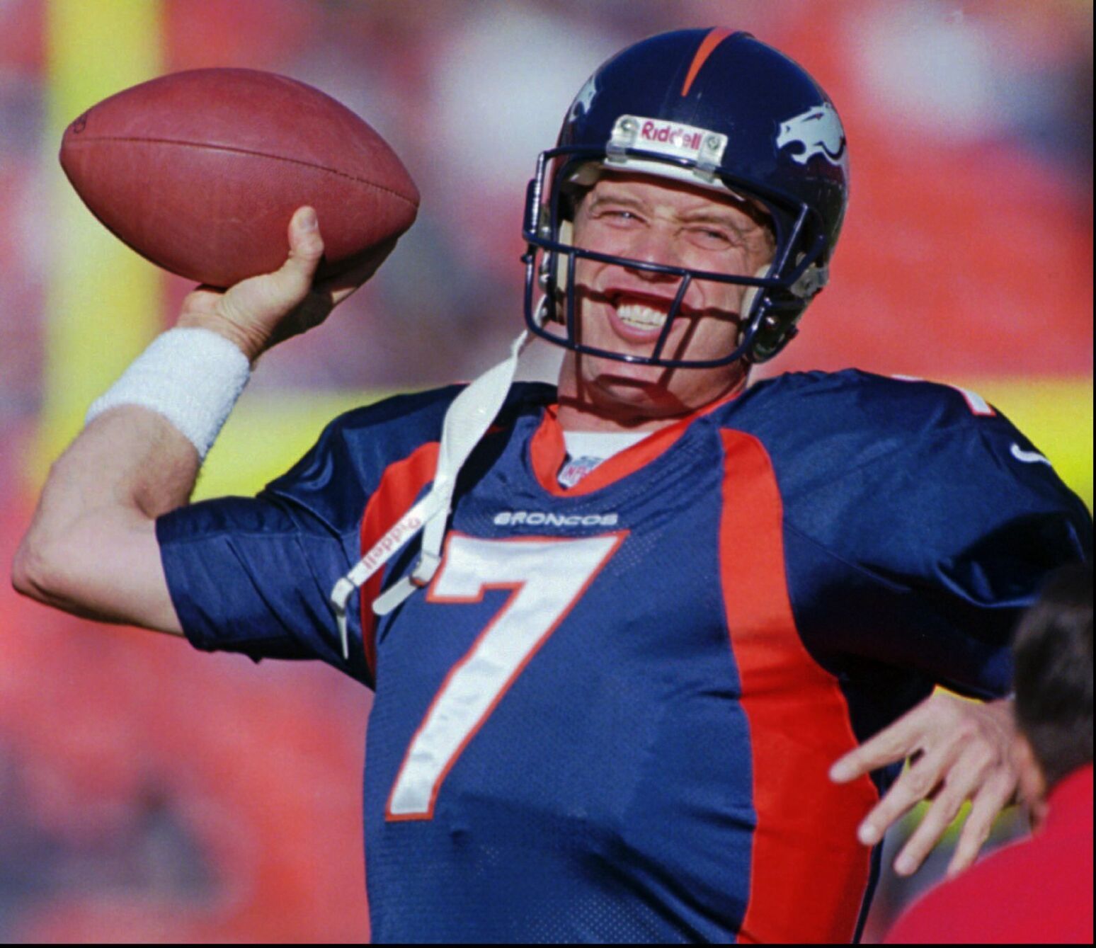 1998: Broncos' John Elway joins Dan Marino as only QBs with 50,000 yards